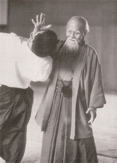 (Bild 1: Der Gründer des Aikido, Morihei Ueshiba, zeigt Irimi-Nage)
